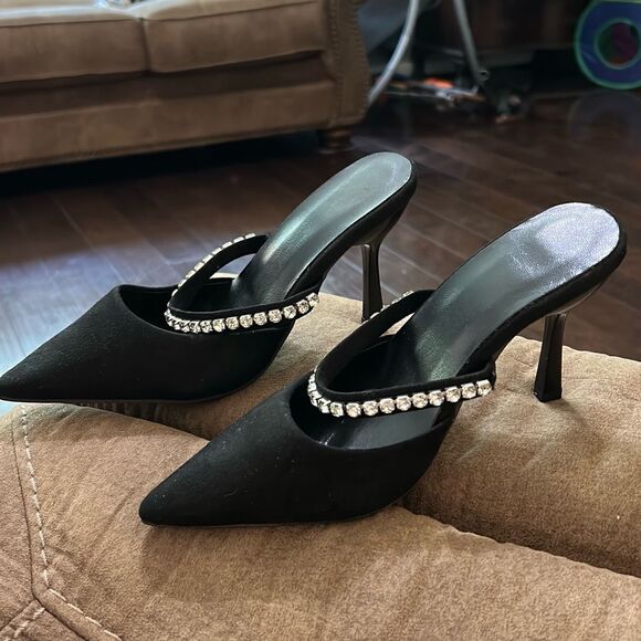 3.75” Heeled‎ Faux-Suede Mules With Rhinestone Accents. Size 4.5. NEW - Picture 1 of 6